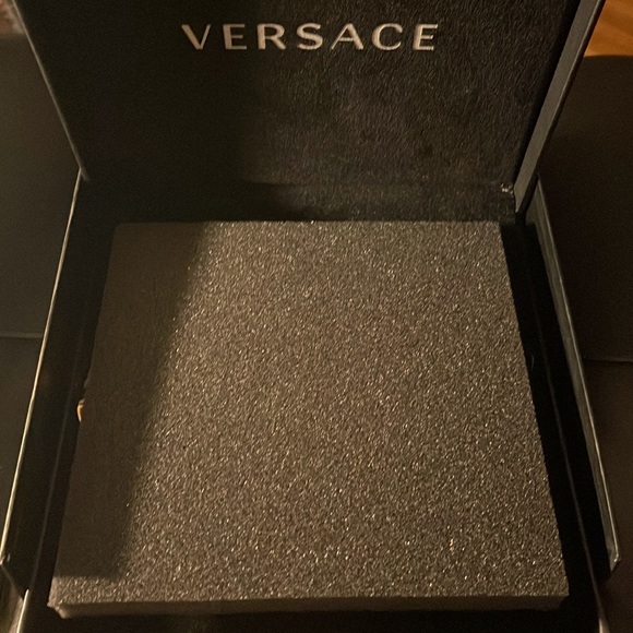 (SALE 🚨) Versace Greca Logo Necklace (Exclusive) - Picture 6 of 10